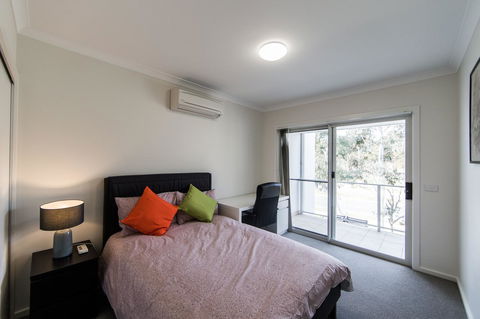 3BR Townhouse Double Garage Walk To Lake Ginninderra - Accommodation Port Hedland 7