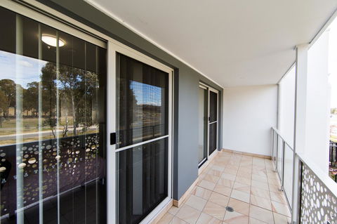 3BR Townhouse Double Garage Walk To Lake Ginninderra - Accommodation Port Hedland 8