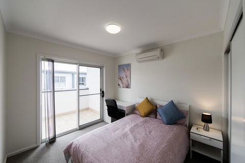 3BR Townhouse Double Garage Walk To Lake Ginninderra - Accommodation Port Hedland 4