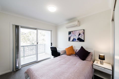 3BR Townhouse Double Garage Walk To Lake Ginninderra - Accommodation Port Hedland 6