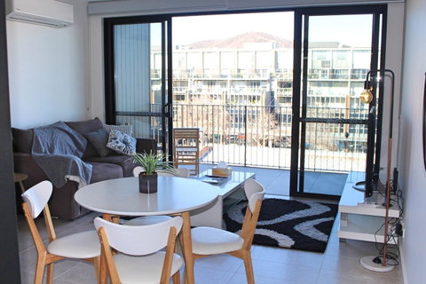 Stylish, Modern, Cute As A Button - Braddon CBD - Accommodation Port Hedland 5