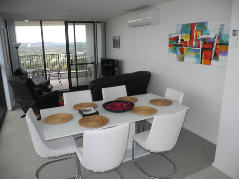 3BR Executive Apartment With Lake And Mountain Views - Accommodation Port Hedland 8