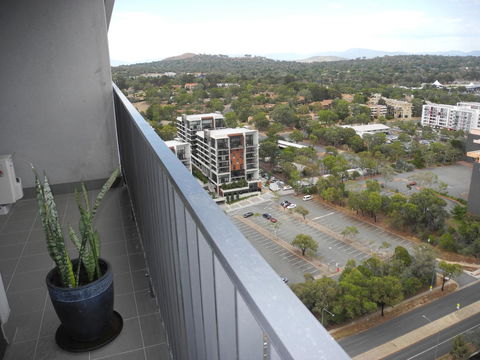 3BR Executive Apartment With Lake And Mountain Views - Accommodation Port Hedland 12