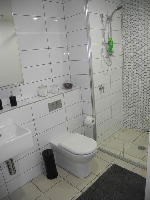 3BR Executive Apartment With Lake And Mountain Views - Accommodation Port Hedland 18
