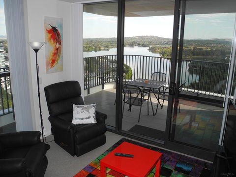 3BR Executive Apartment With Lake And Mountain Views - Accommodation Port Hedland 1