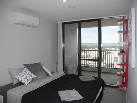 3BR Executive Apartment With Lake And Mountain Views - Accommodation Port Hedland 2