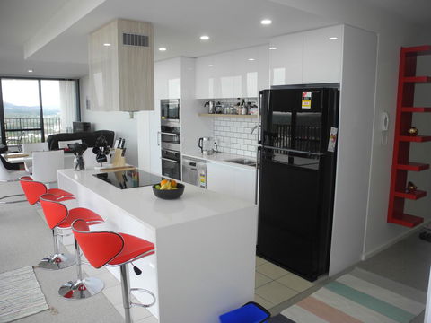3BR Executive Apartment With Lake And Mountain Views - Accommodation Port Hedland 7