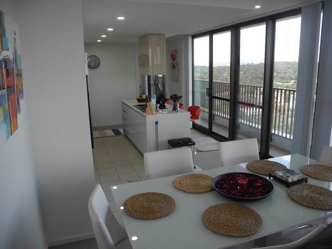 3BR Executive Apartment With Lake And Mountain Views - Accommodation Port Hedland 17
