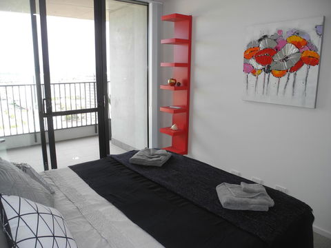 3BR Executive Apartment With Lake And Mountain Views - Accommodation Port Hedland 3