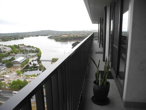 3BR Executive Apartment With Lake And Mountain Views - Accommodation Port Hedland 11