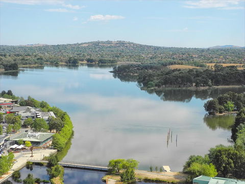 3BR Executive Apartment With Lake And Mountain Views - Accommodation Port Hedland 0