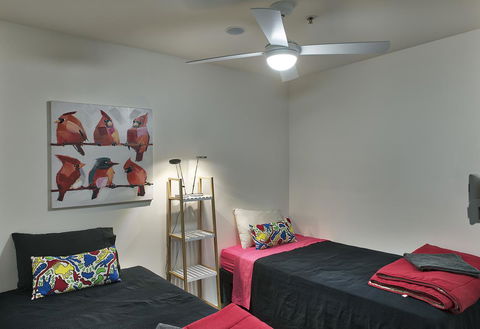 3BR Executive Apartment With Lake And Mountain Views - Accommodation Port Hedland 4