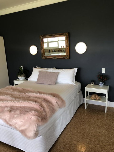 The Lake House Retreat - Accommodation Port Hedland 3