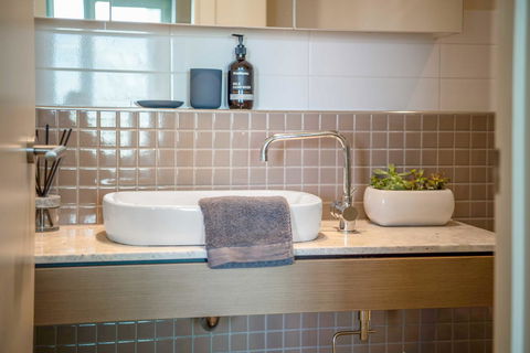 Port Adelaide Executive Waterfront Apartment - Accommodation Port Hedland 5