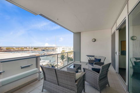 Port Adelaide Executive Waterfront Apartment - Accommodation Port Hedland 25