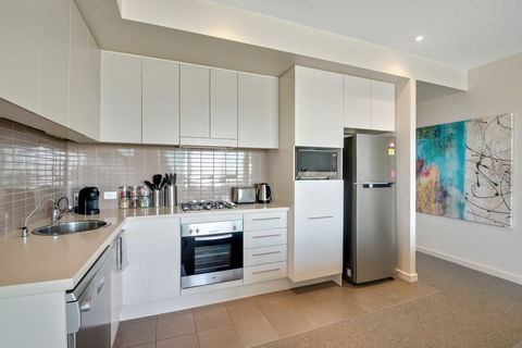 Port Adelaide Executive Waterfront Apartment - Accommodation Port Hedland 8