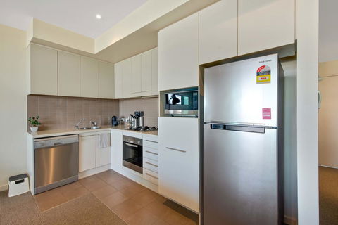 Port Adelaide Executive Waterfront Apartment - Accommodation Port Hedland 6
