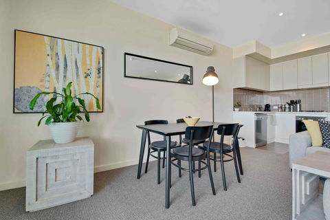 Port Adelaide Executive Waterfront Apartment - Accommodation Port Hedland 13