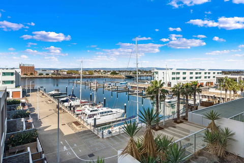 Port Adelaide Executive Waterfront Apartment - Accommodation Port Hedland 0
