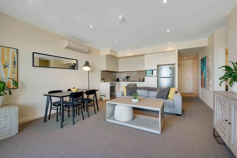 Port Adelaide Executive Waterfront Apartment - Accommodation Port Hedland 10