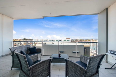 Port Adelaide Executive Waterfront Apartment - Accommodation Port Hedland 23
