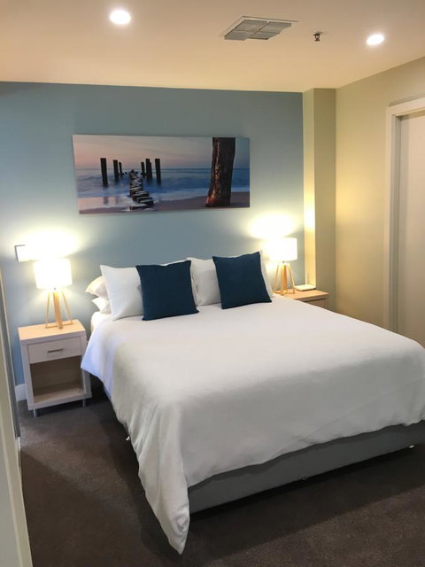 Beachside Luxury Apartments One & Two Bedroom In Beachfront Oaks Pier Building - Accommodation Port Hedland 23