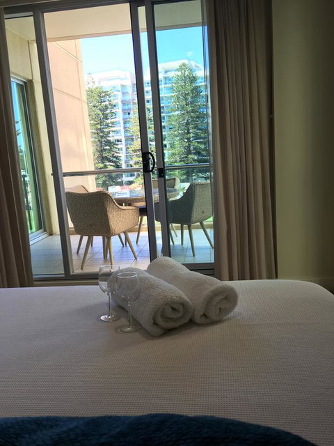 Beachside Luxury Apartments One & Two Bedroom In Beachfront Oaks Pier Building - Accommodation Port Hedland 24