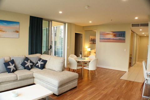 Beachside Luxury Apartments One & Two Bedroom In Beachfront Oaks Pier Building - Accommodation Port Hedland 4