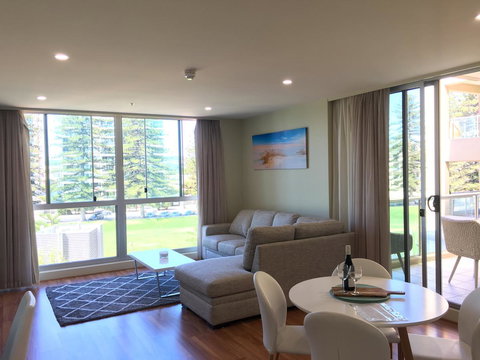 Beachside Luxury Apartments One & Two Bedroom In Beachfront Oaks Pier Building - Accommodation Port Hedland 3