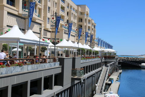 Beachside Luxury Apartments One & Two Bedroom In Beachfront Oaks Pier Building - Accommodation Port Hedland 13