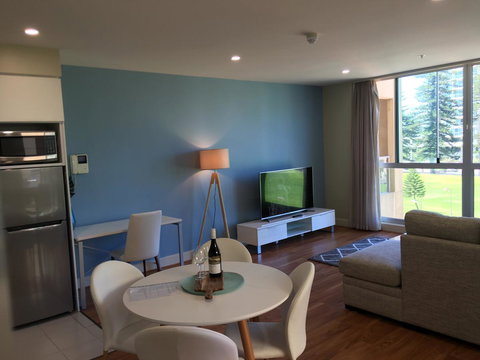 Beachside Luxury Apartments One & Two Bedroom In Beachfront Oaks Pier Building - Accommodation Port Hedland 19