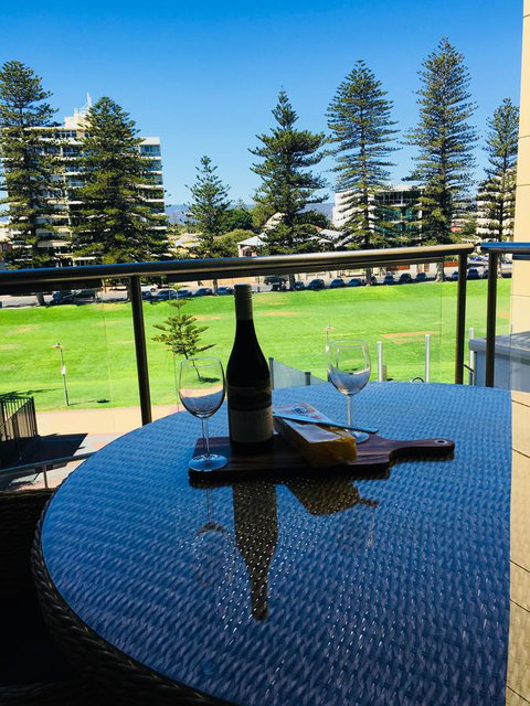 Beachside Luxury Apartments One & Two Bedroom In Beachfront Oaks Pier Building - Accommodation Port Hedland 26
