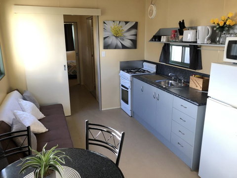 Rocks Retreat Cabin - Dolphin - Accommodation Port Hedland 6