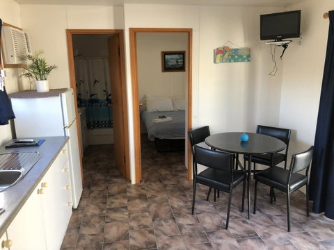 Rocks Retreat Cabin - Dolphin - Accommodation Port Hedland 4