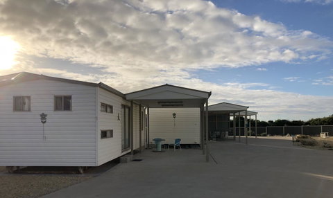 Rocks Retreat Cabin - Dolphin - Accommodation Port Hedland 7