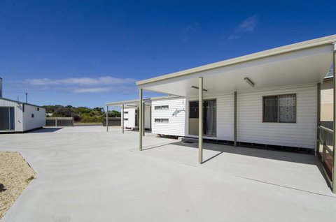 Rocks Retreat Cabin - Dolphin - Accommodation Port Hedland 0
