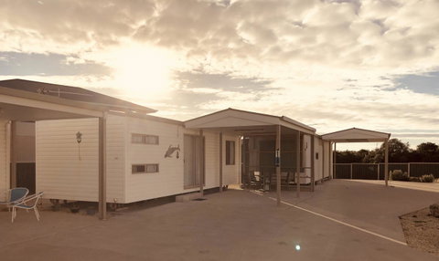 Rocks Retreat Cabin - Dolphin - Accommodation Port Hedland 2