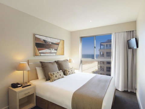 Oaks Glenelg Plaza Pier Suites - Accommodation Port Hedland 2