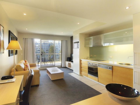 Oaks Glenelg Plaza Pier Suites - Accommodation Port Hedland 6