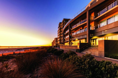 Oaks Glenelg Plaza Pier Suites - Accommodation Port Hedland 0