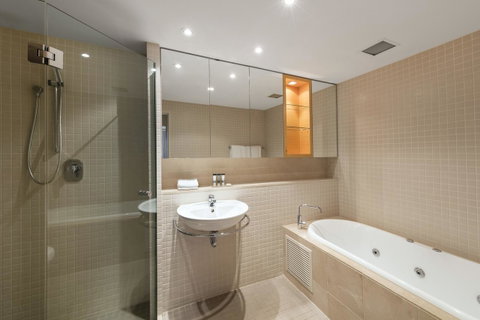 Oaks Glenelg Plaza Pier Suites - Accommodation Port Hedland 3