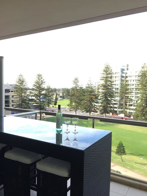 Beachside Luxury Getaway In Glenelg - Accommodation Port Hedland 0