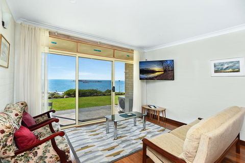 The Dolphins Beachfront Apartments - Accommodation Port Hedland 7