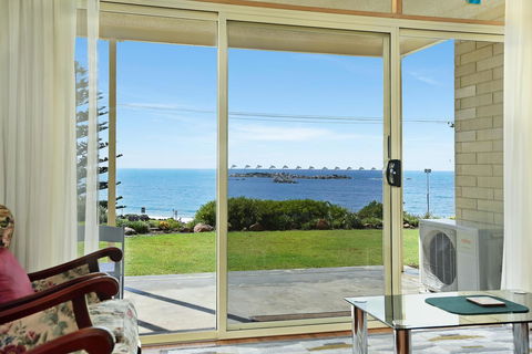 The Dolphins Beachfront Apartments - Accommodation Port Hedland 6