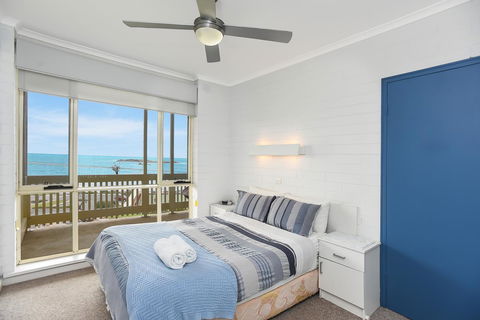 The Dolphins Beachfront Apartments - Accommodation Port Hedland 14