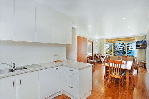 The Dolphins Beachfront Apartments - Accommodation Port Hedland 4