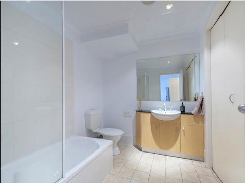 Spacious 4 BR And 2 Bathrooms City Apartment - Accommodation Port Hedland 8