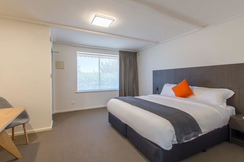 Mick O\'Sheas - Accommodation Port Hedland 9