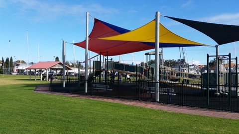 Townhouse On The Marina - Accommodation Port Hedland 11
