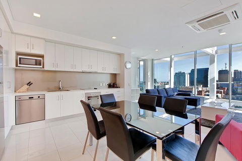 Light And Spacious, Stunning Views Of Adelaide - Accommodation Port Hedland 3